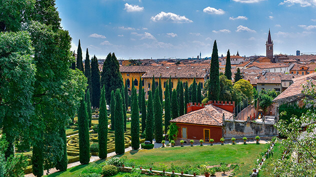 Blick über den Garten des Palazzo Giusti