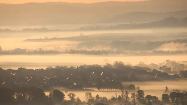 Aufsicht: Nebelschwaden füllen Täler im Hessischen Bergland 