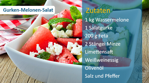 Salat mit Wassermelone, Gurke und Feta in Schüssel