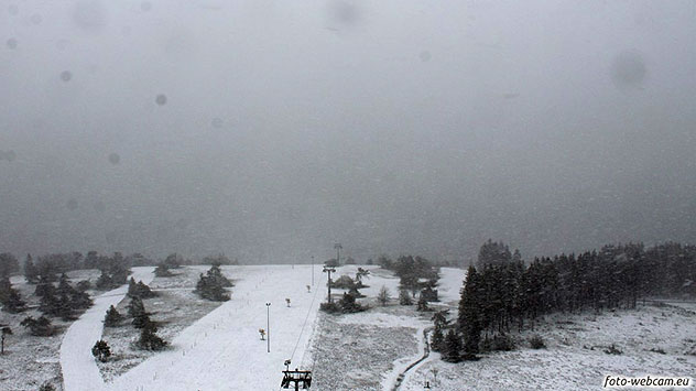 Nasser Schnee fällt rund um den Hochheideturm im Rothaargebirge auf rund 830 Metern Höhe.