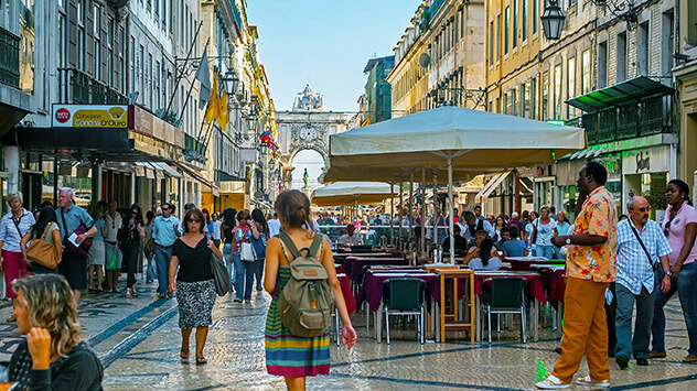 Belebte Einkaufsstraße in Lissabon
