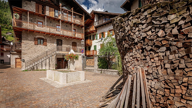 Altes Steinhaus in einem kleinen Dorf im Trentino