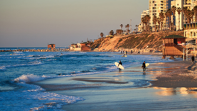 Surfer am Strand von Tel Aviv