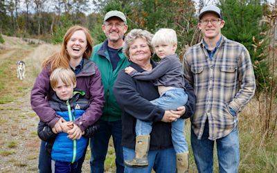 Dave and Dar New (WA), 2018 Outstanding Tree Farmers of the Year, with their kids and grandkids.