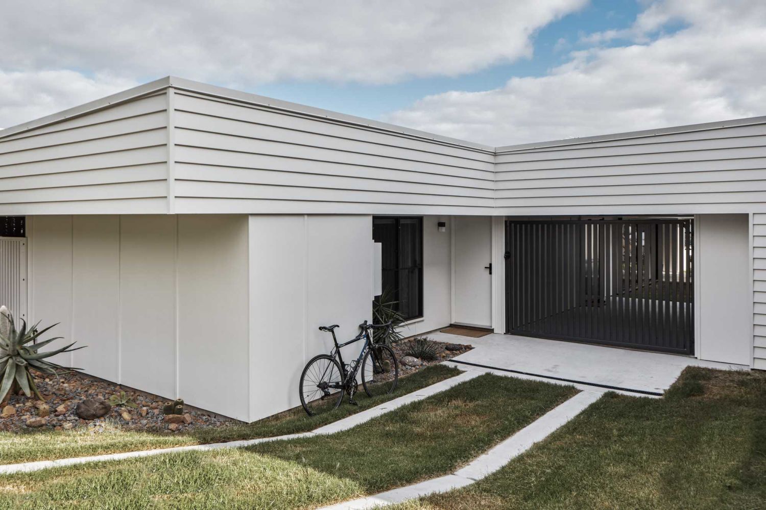 A considered solution to site planning at Henson Haus maximises the northern aspect to the rear of the house while maintaining privacy. The result is clean lines and sky views, courtesy of single-level courtyard living.