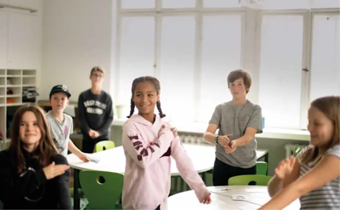Kinder im Klassenzimmer lernen Achtsamkeit