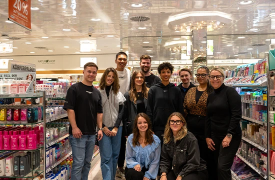 Gemeinsam mit Malaika Mihambo danken Procter & Gamble Mitarbeiter dem Handelspartner Müller