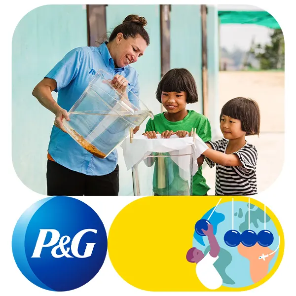 Eine Frau gießt Wasser ein, neben ihr stehen zwei Kinder. Unten links das P&G-Logo und unten rechts die Abbildung einer Person, die ein Pendel in Bewegung setzt.