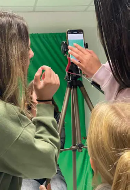 Kinder shooten Content vor einer grünen Leinwand