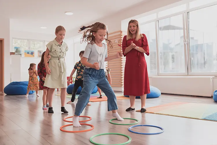Kinder spielen in einem Sportzimmer.