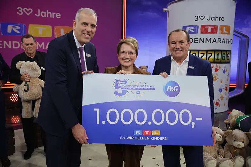 von links: Stephan Schmitter, Gabriele Hässig, Wolfram Kons bei der Spendescheckübergabe im RTL Studio.