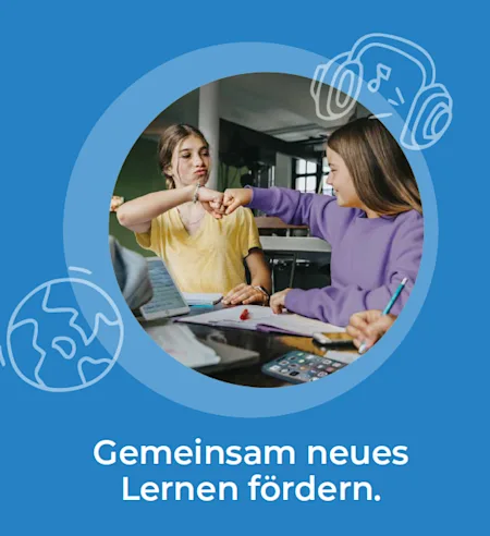 Zwei Mädchen die gemeinsam vor ihren Hausaufgaben sitzen und sich gegenseitig einchecken.