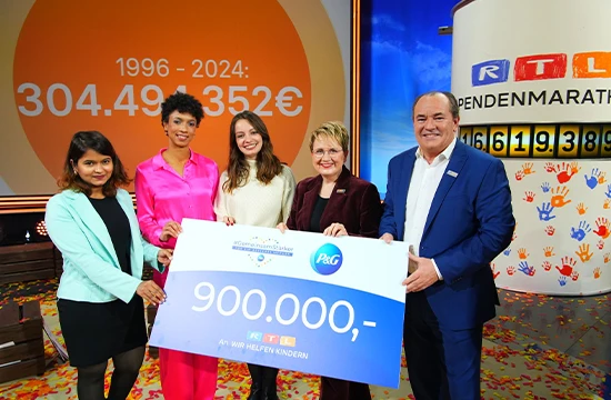 Die Checkübergabe über 900.000 € beim RTL-Spendenmarathon 2024
