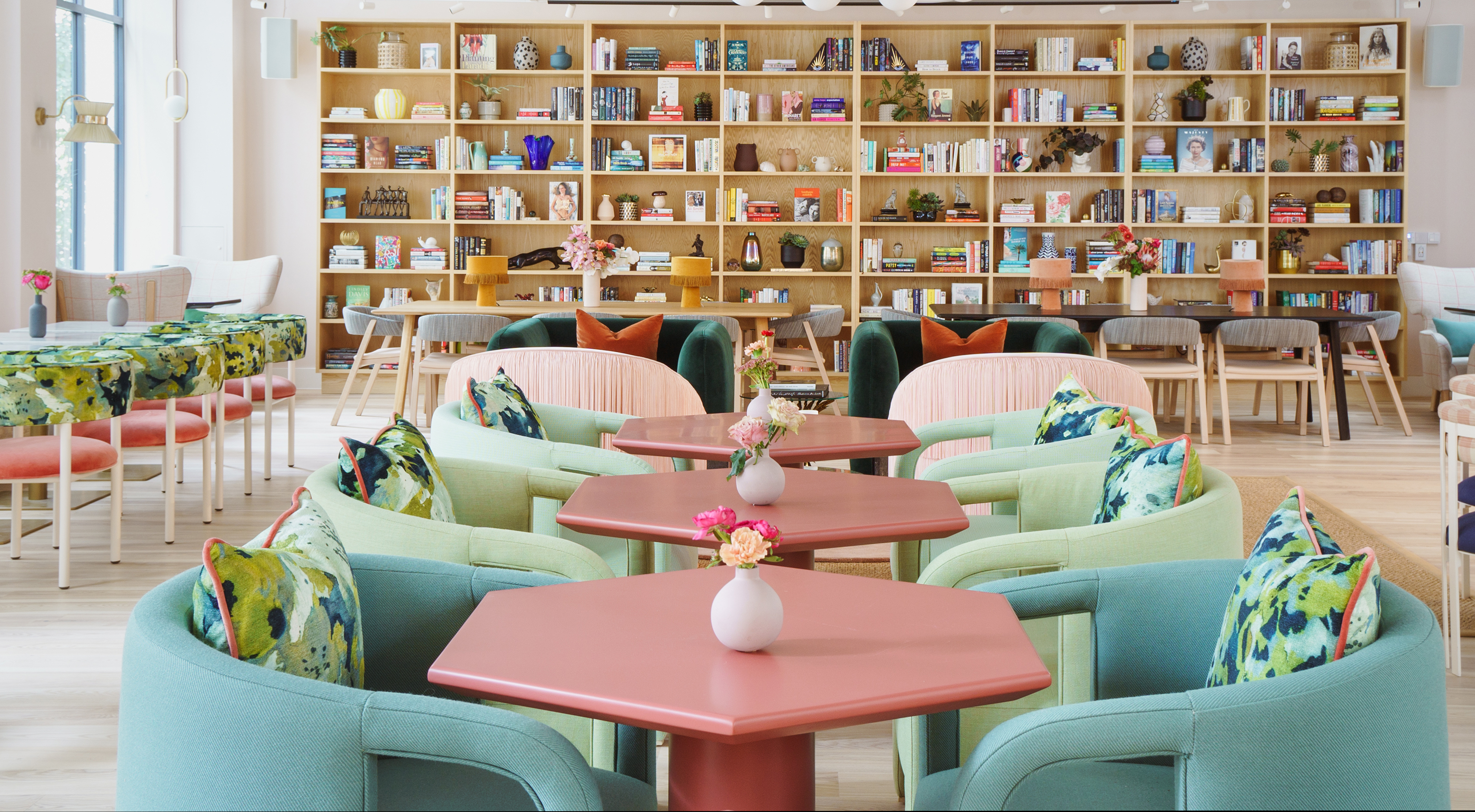 Photo of the library at the wing London.