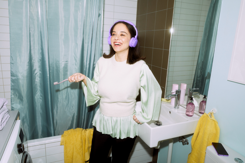 Hazal listening to BookBeat in bathroom.