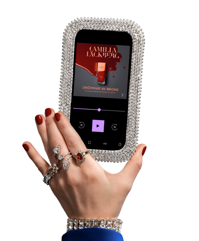 En hand håller upp en mobil som visar BookBeat appen