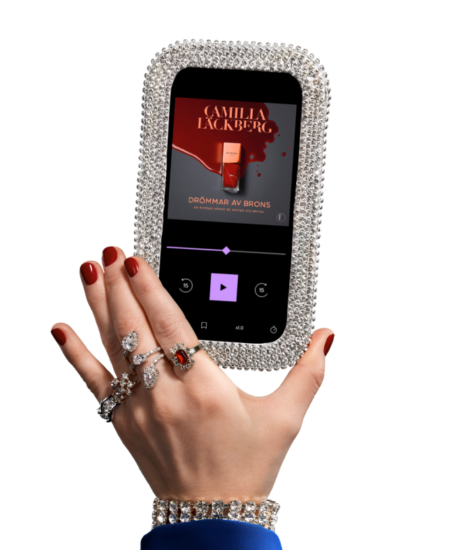 En hand håller upp en mobil som visar BookBeat appen.