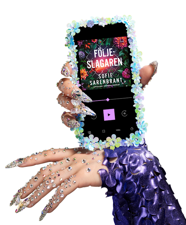 En hand håller upp en mobil som visar BookBeat appen