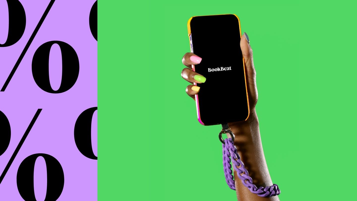 En BookBeat-bruger med flotte negle holder en telefon op, og på skærmen er BookBeat-logoet.  