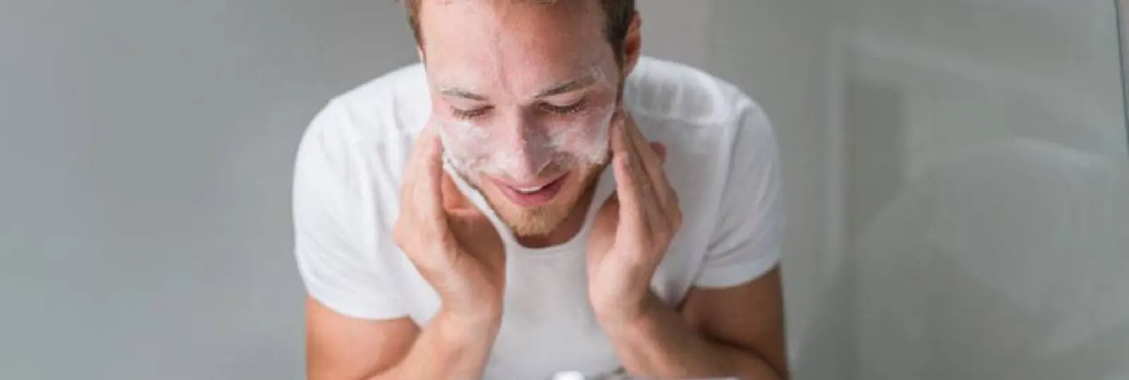 Pourquoi les hommes devraient utiliser des gommages pour le visage