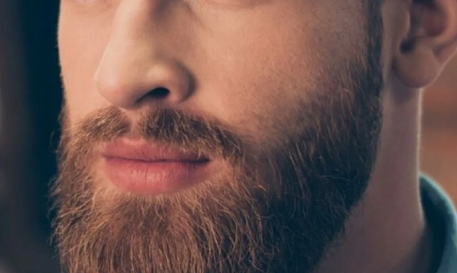 Un homme avec une grosse barbe bien développée