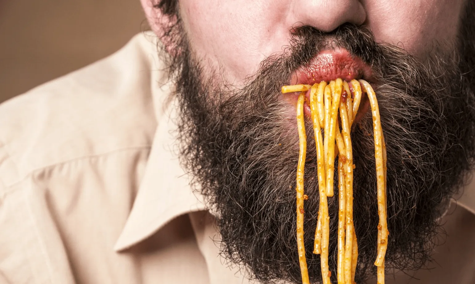 Tipps, um Nudeln mit langem Bart zu essen