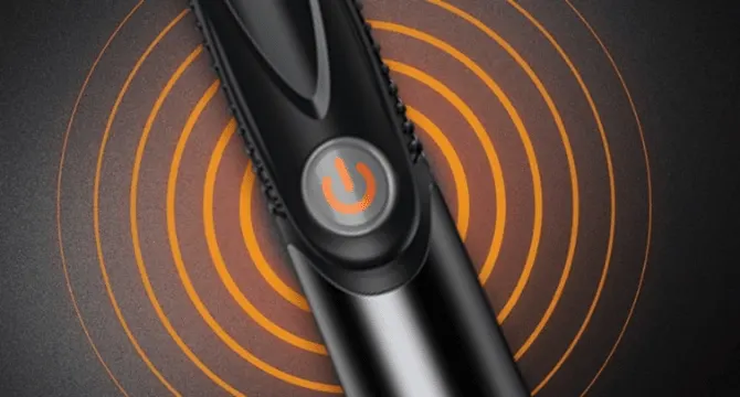 Gillette Fusion5 Power Rasierer geben Mikropulsationen ab, um die Reibung zu reduzieren und das Gleiten zu verbessern.