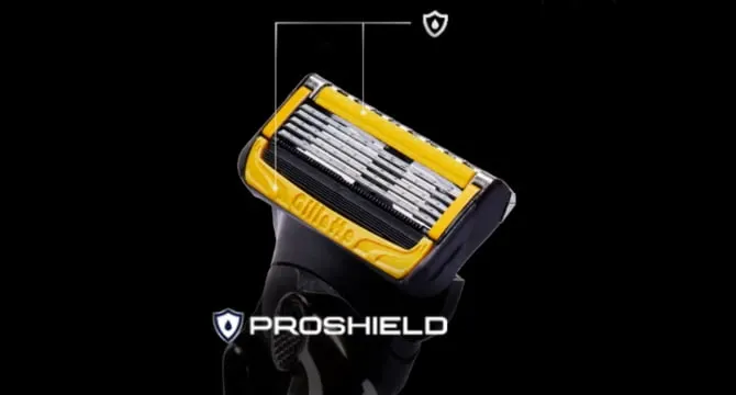 FusionProShield hat auch einen Schmierstreifen vor den Klingen für zusätzlichen Schutz.