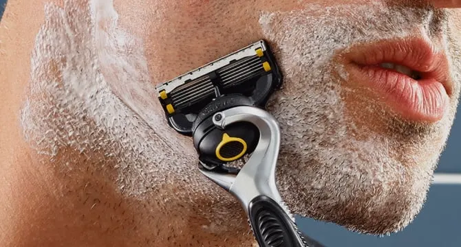 Das Geheimnis einer angenehmeren Rasur ist die Verringerung der Reibung