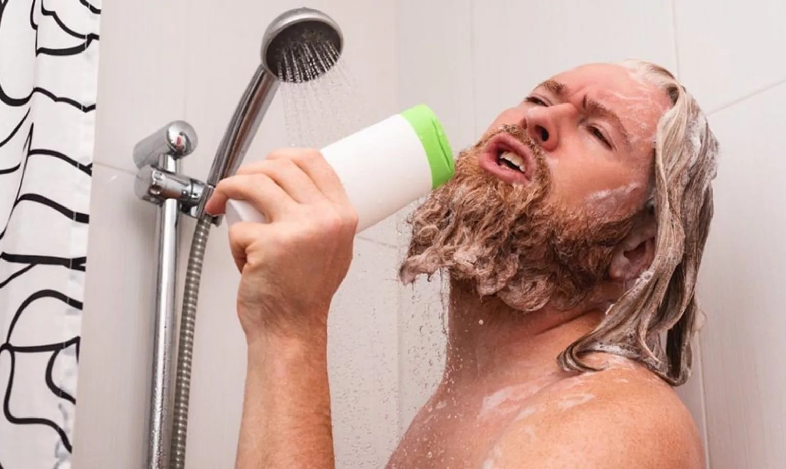 Lavez votre barbe avec un nettoyant pour barbe