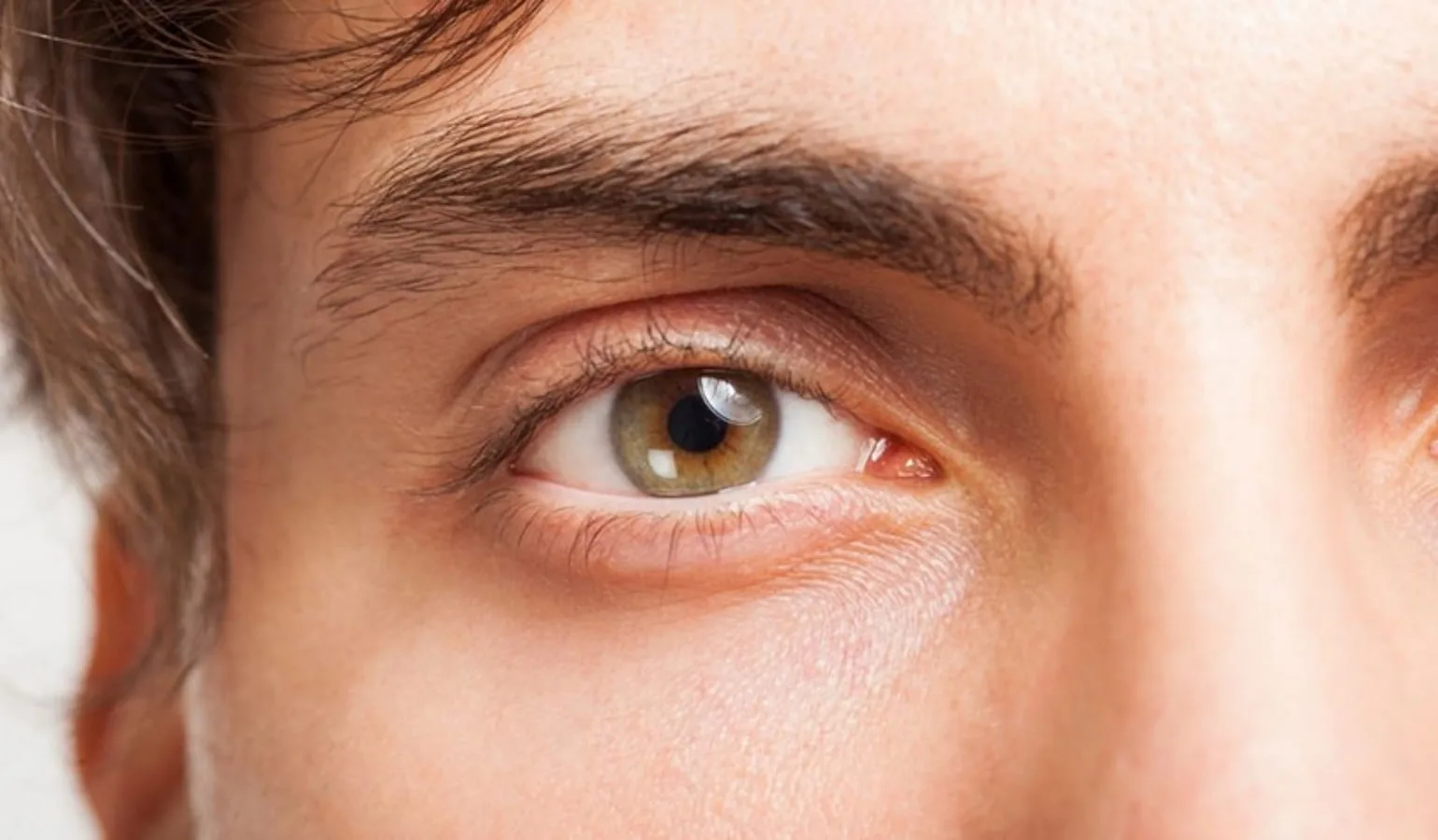 Augenbrauenhaare werden mit zunehmendem Alter länger