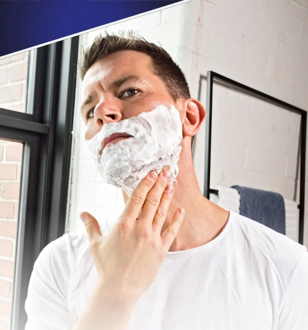 Un homme appliquant le gel à raser Gillette SkinGuard Sensitive