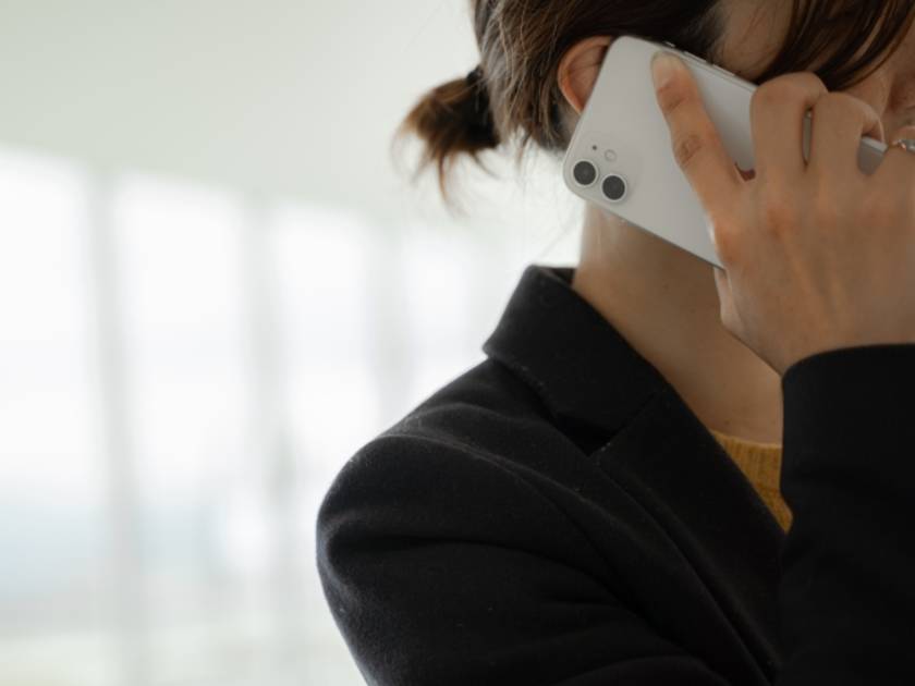 電話をかける人