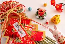 【喪中の正月】親族で集まる?お年玉は渡す?挨拶のマナーについても解説