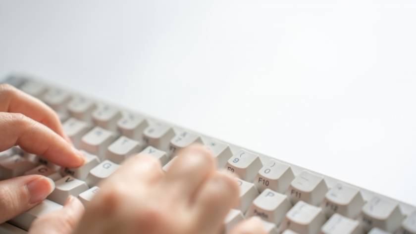 パソコンでメールを打つ