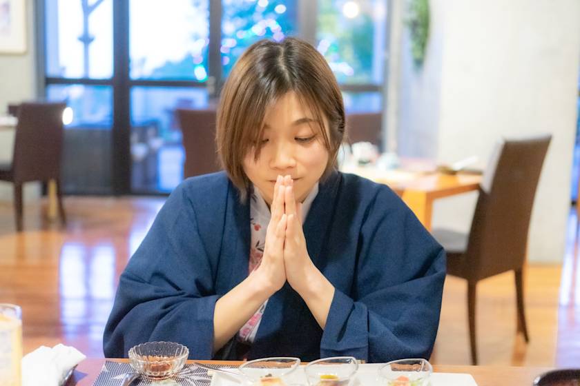 旅先で食事をしている女性