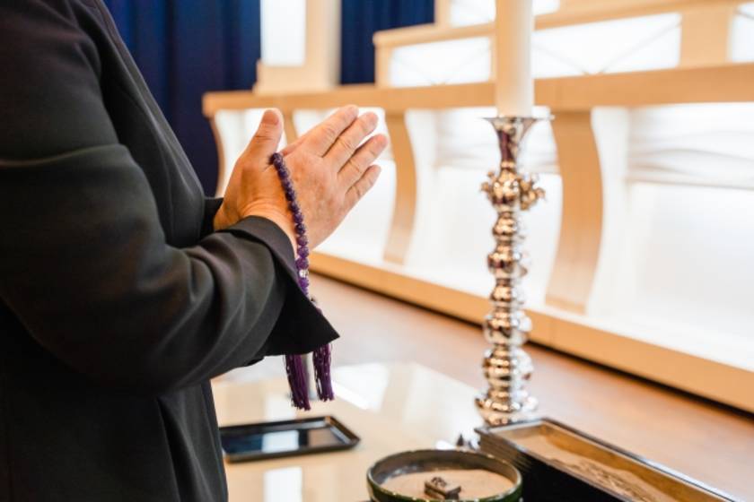 葬儀 手を合わせる人