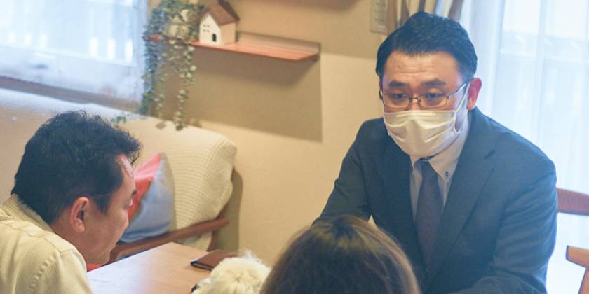 自宅葬 説明の様子