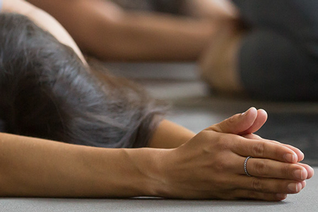 Yoga-Übung bei Rückenschmerzen