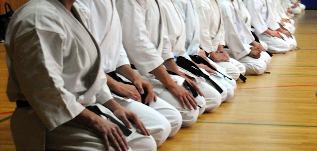 2018 02 Karatekas kniend