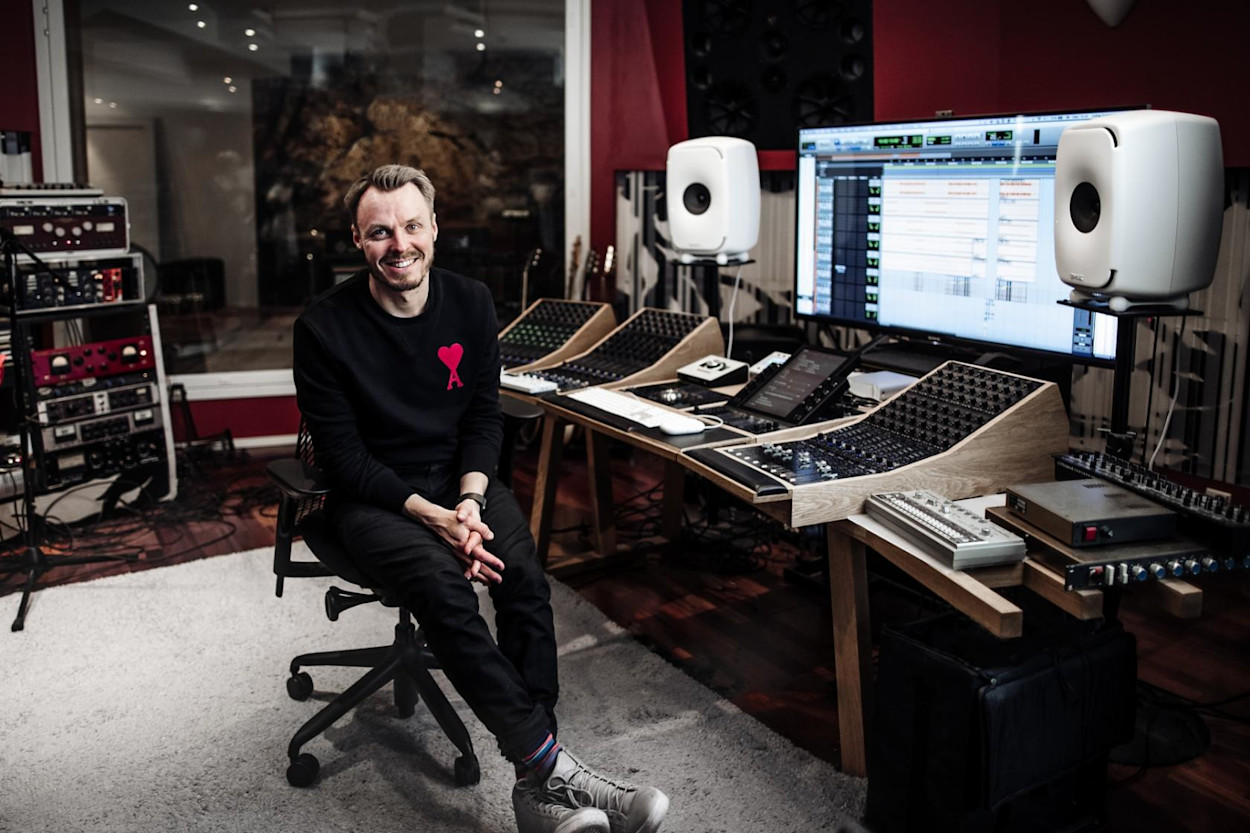 Jukka Immonen in His Studio with the white 8351A Header. Picture Credits: Satu Mali