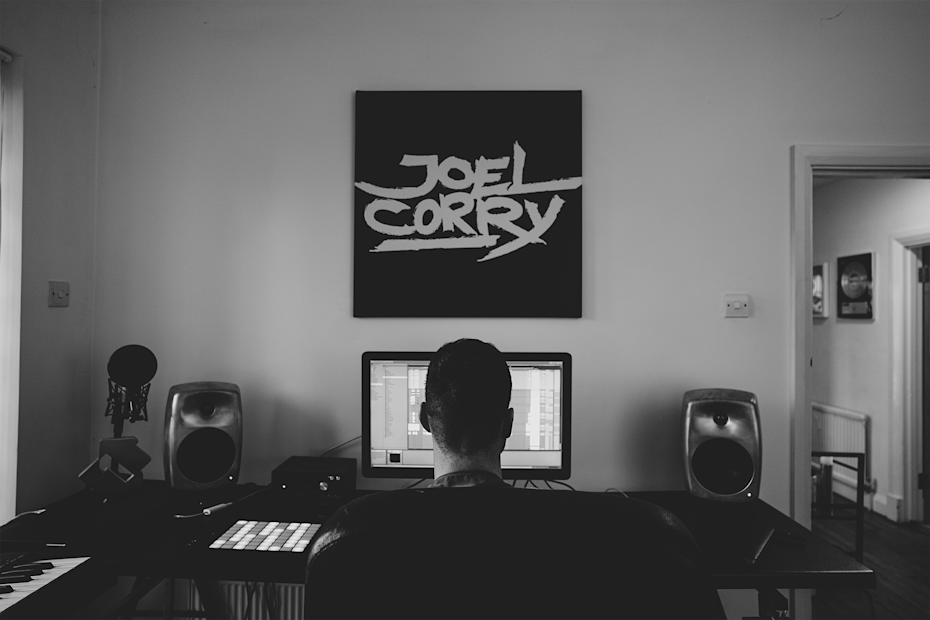 DJ/プロデューサー、ジョエル・コリーのホーム・スタジオを訪ねる