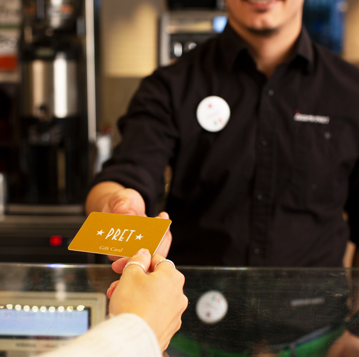 Customer using a Pret Gift Card in a Pret shop.