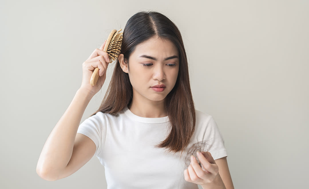 Hal-Hal yang Menyebabkan Rambut Rontok - Pantene