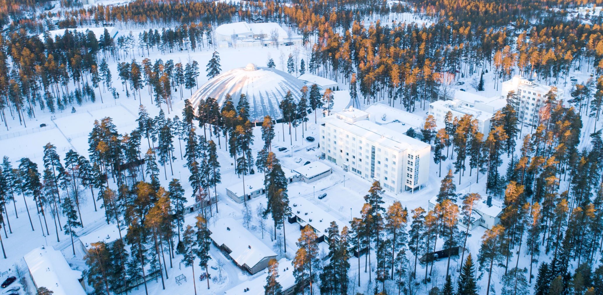 Urheiluopisto ilmakuva talvi rajattu