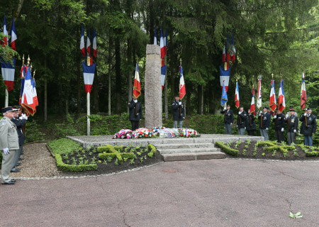 Le monument de la Malpierre lors de la cérémonie en l’honneur de la Résistance le 27 mai 2016, avec les porte-drapeaux