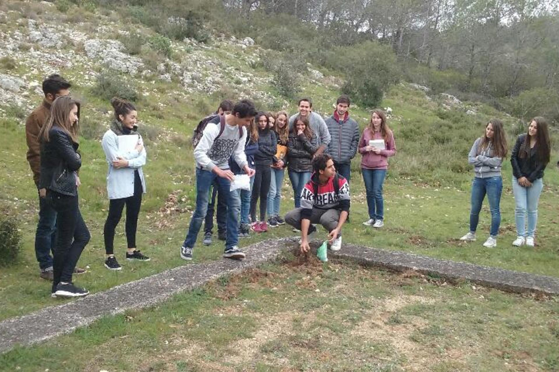 Collecte de la terre de Signes par les élèves du Lycée Maurice Janetti