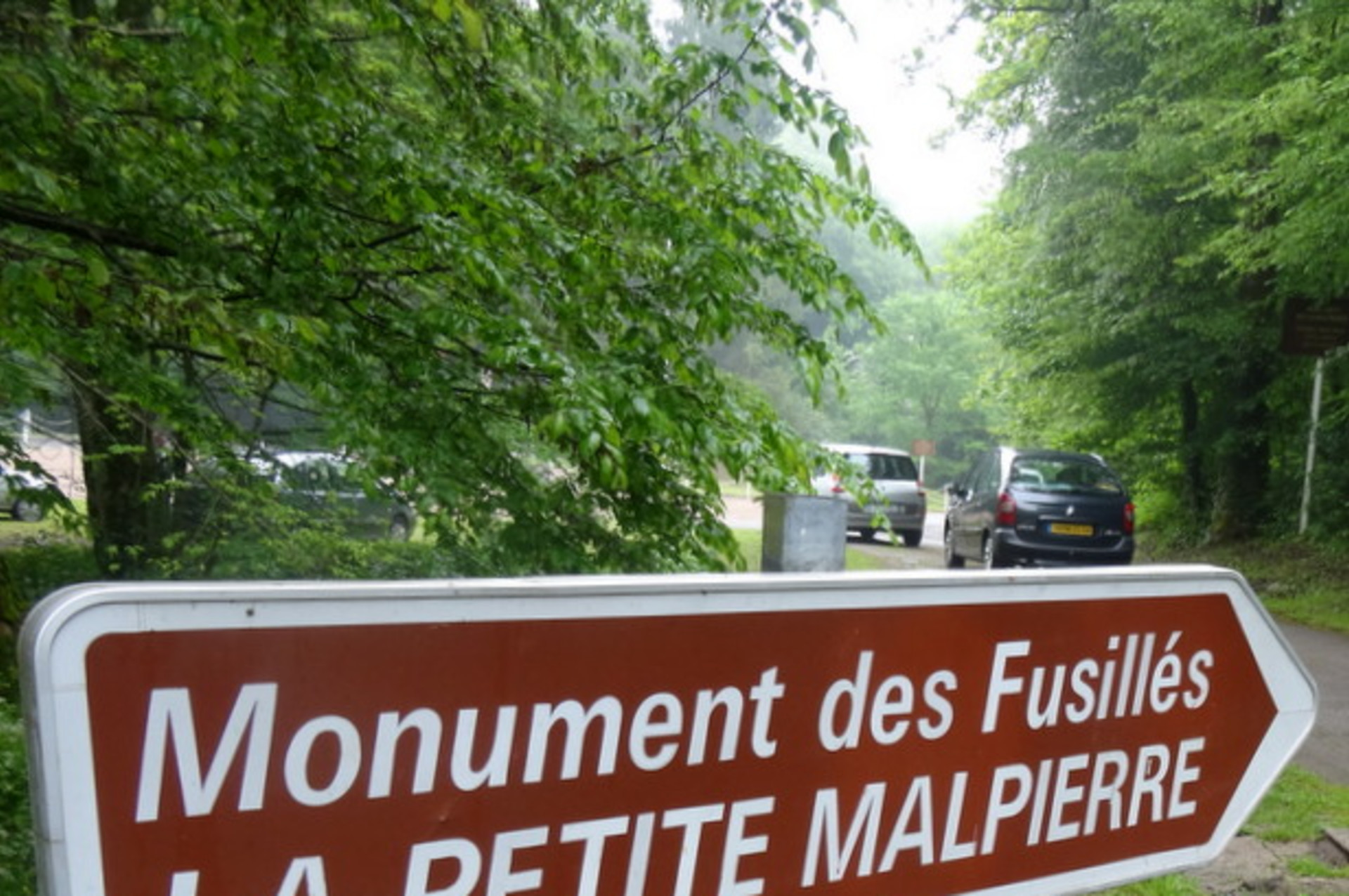 Entrée du site de la Petite Malpierre avec le panneau (27 mai 2016)