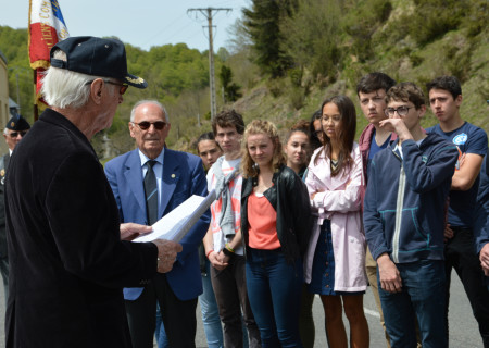 Les élèves du Lycée Jean Dupuis collectent la terre du maquis de Payolle