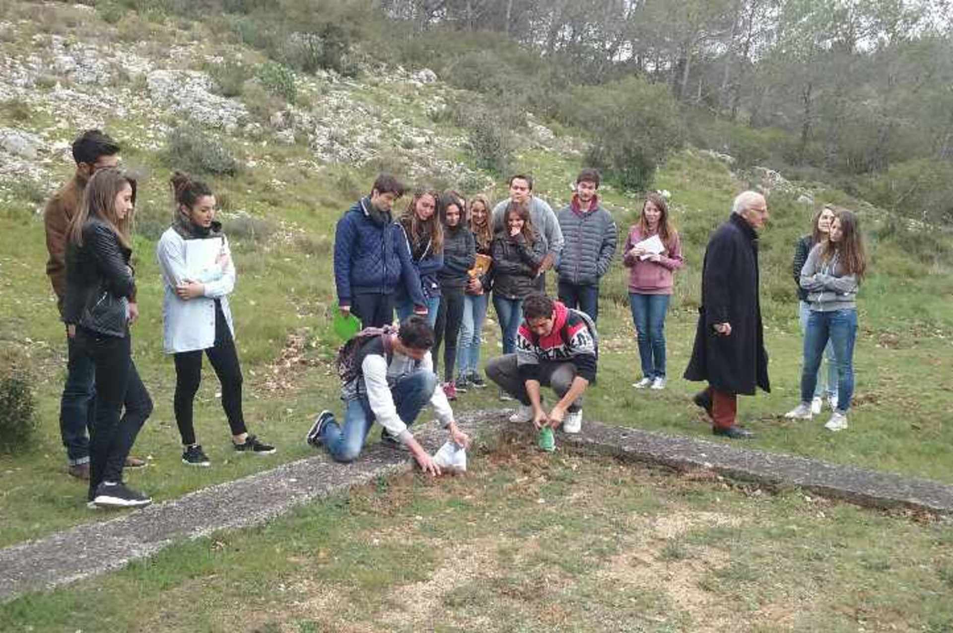 Collecte de la terre de Signes par les élèves du Lycée Maurice Janetti